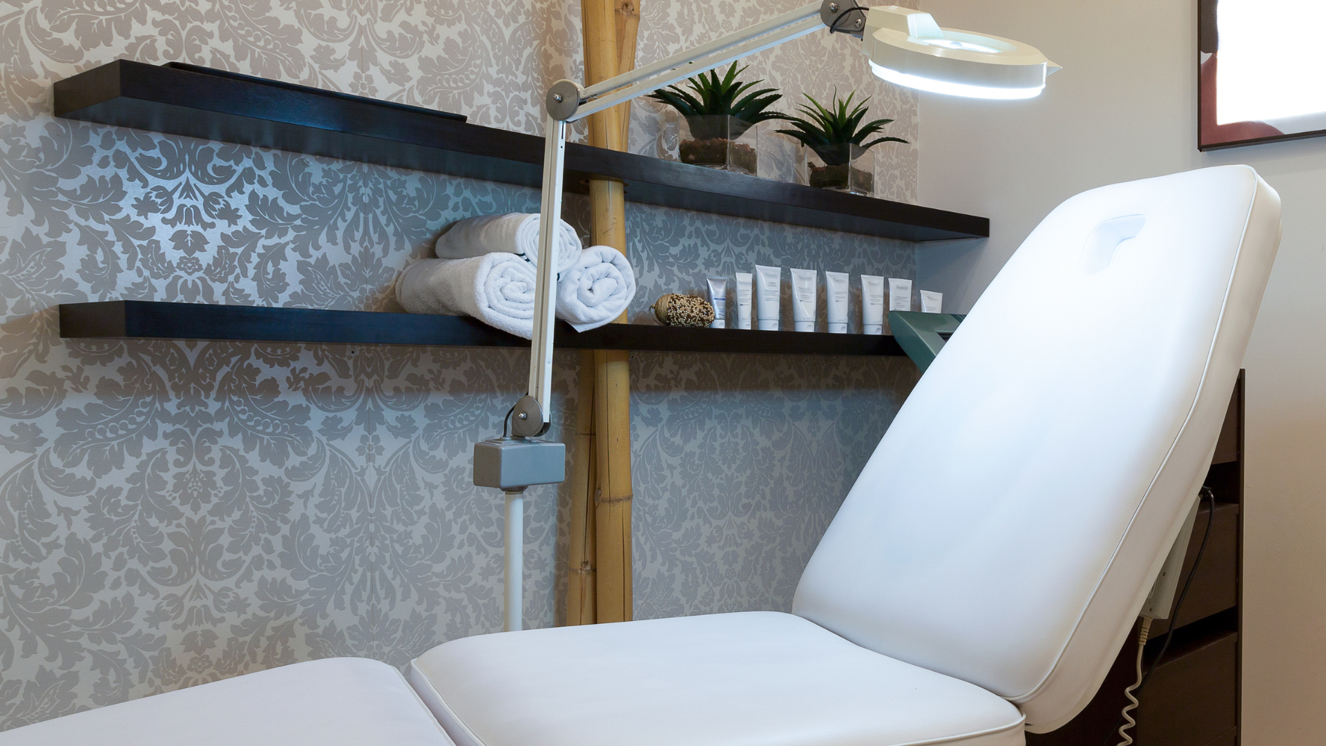 Small room decor for salons and spas